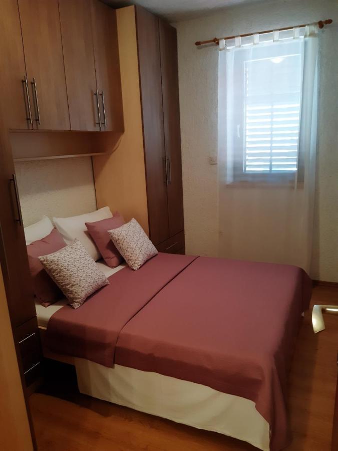 Apartment Margareta By El-Pi Tours Njivice Exterior foto