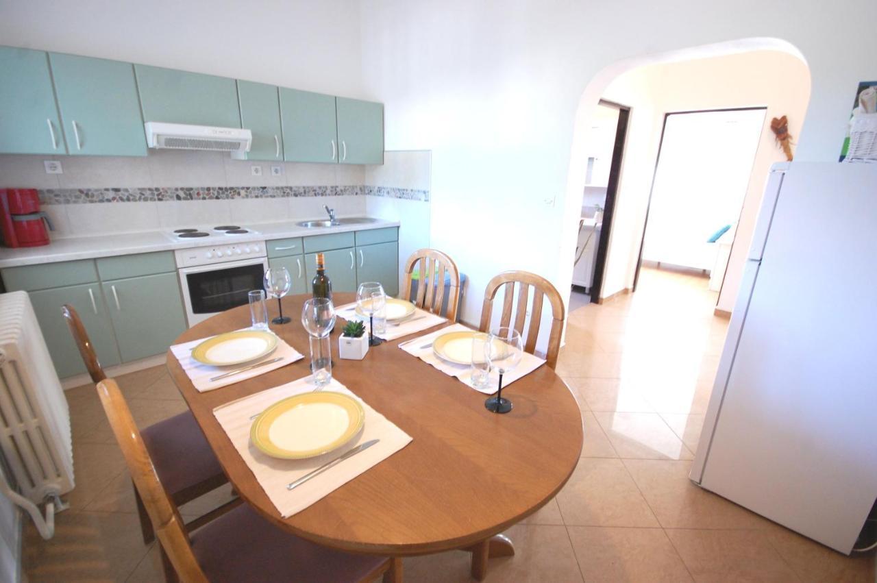 Apartment Margareta By El-Pi Tours Njivice Exterior foto