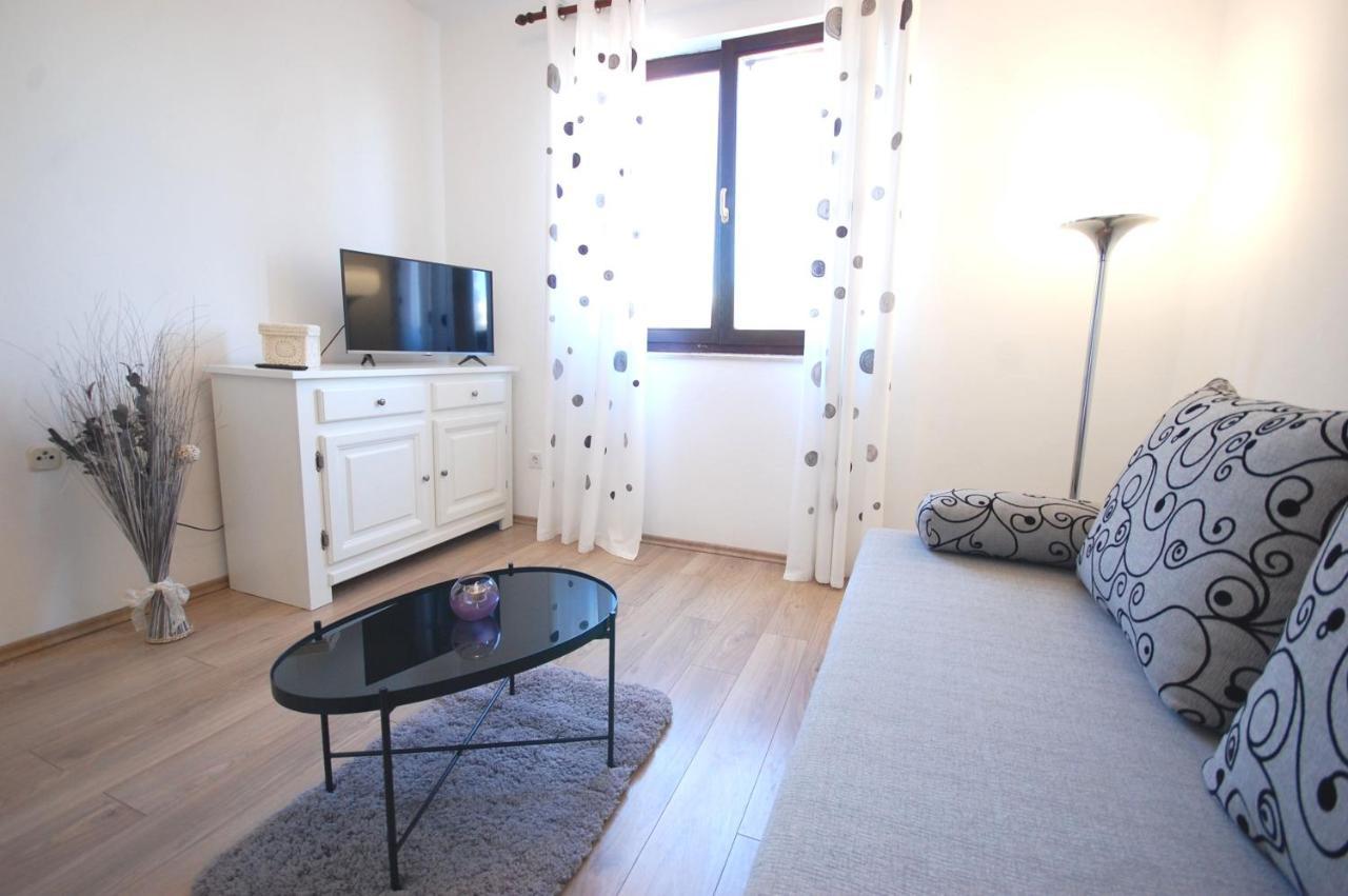 Apartment Margareta By El-Pi Tours Njivice Exterior foto