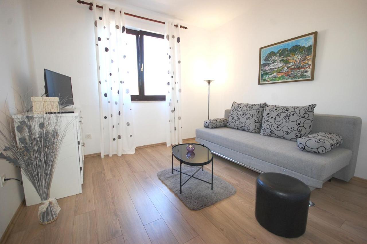 Apartment Margareta By El-Pi Tours Njivice Exterior foto