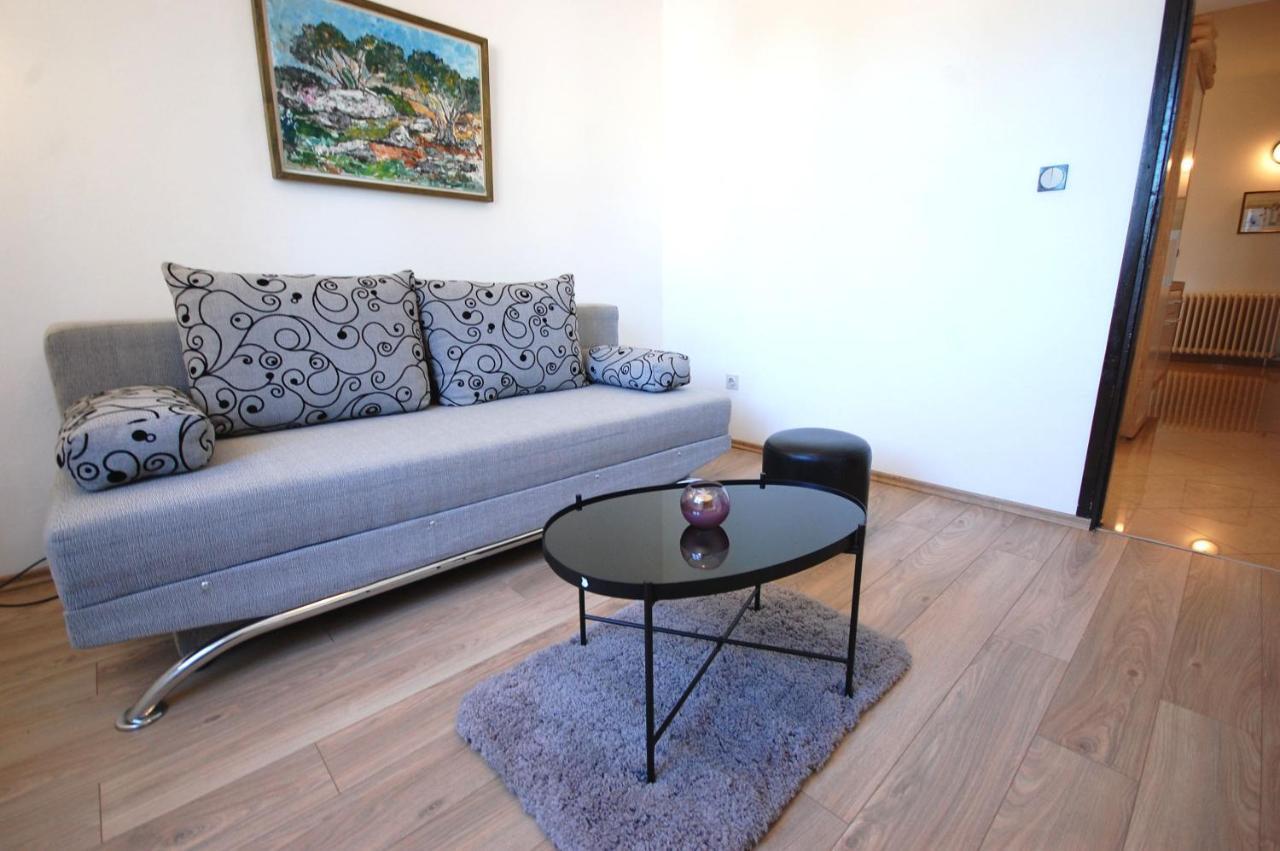 Apartment Margareta By El-Pi Tours Njivice Exterior foto